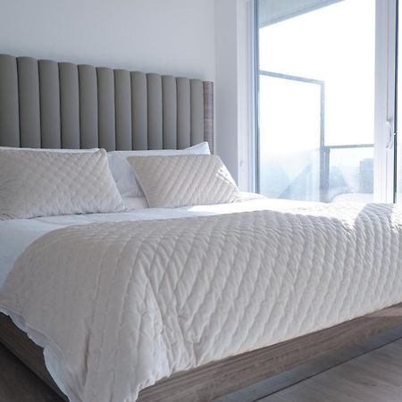 Modern Luxury Waterfront Condo Місісаґа Екстер'єр фото