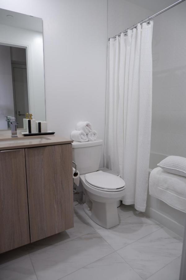 Modern Luxury Waterfront Condo Місісаґа Екстер'єр фото