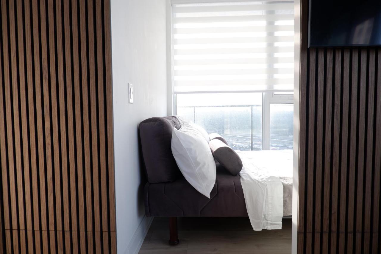 Modern Luxury Waterfront Condo Місісаґа Екстер'єр фото